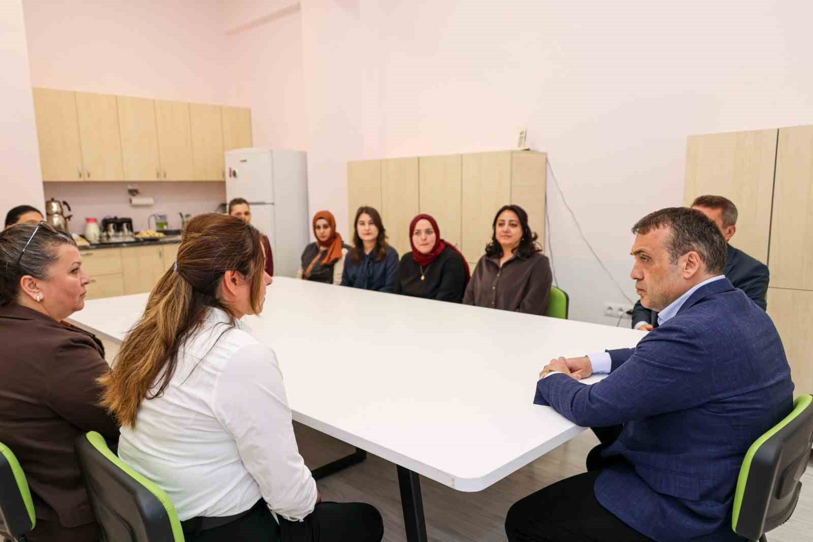 Vali S&ouml;zer &ouml;ğrencilerle bir araya geldi
