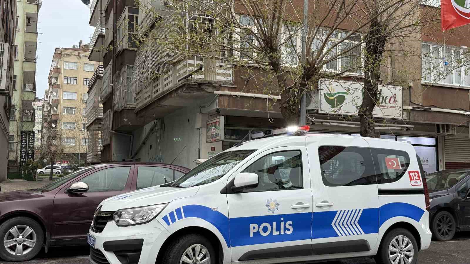 Emekli polis evinde &ouml;l&uuml; bulundu
