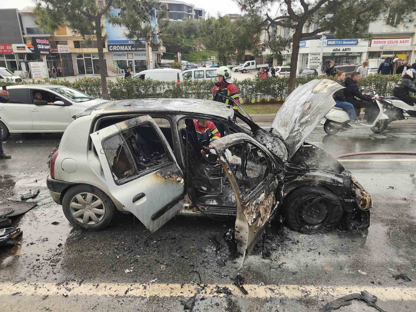 Aynı noktada 2 ara&ccedil; alevlere teslim oldu
