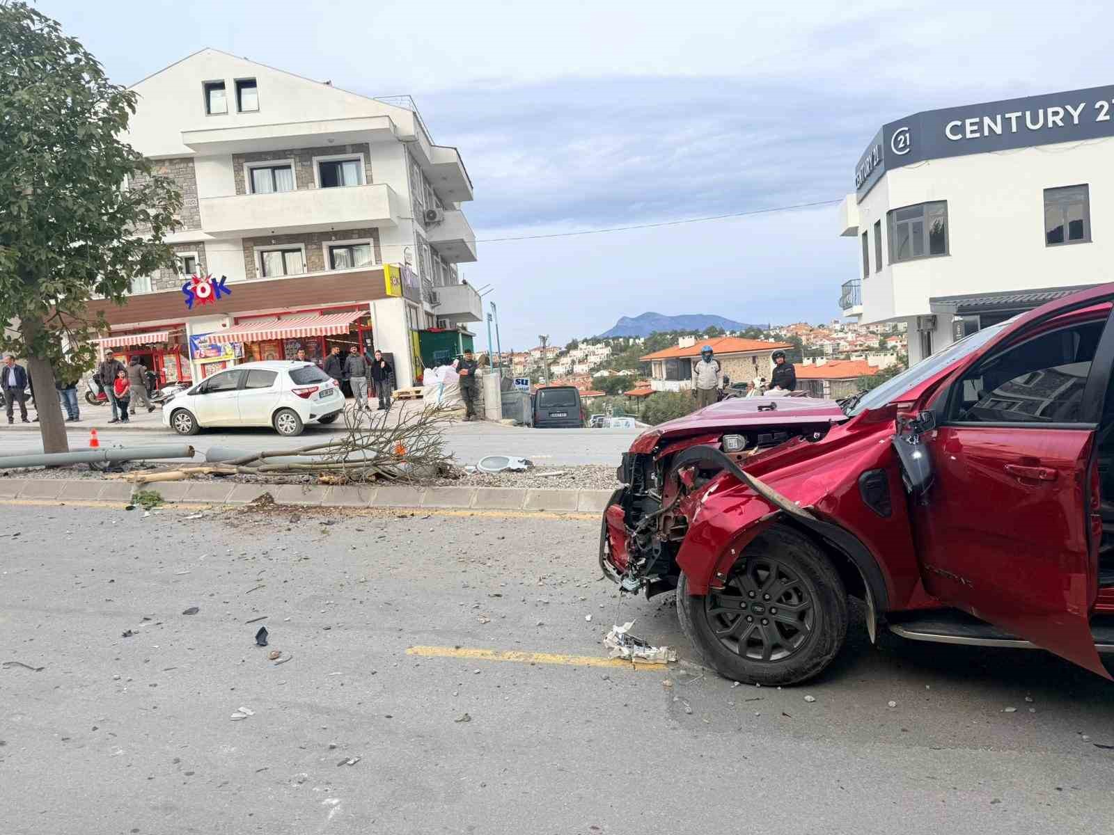 Direksiyon hakimiyetini kaybetti, 2 ağa&ccedil; ve elektrik direğini yerinden s&ouml;kt&uuml;
