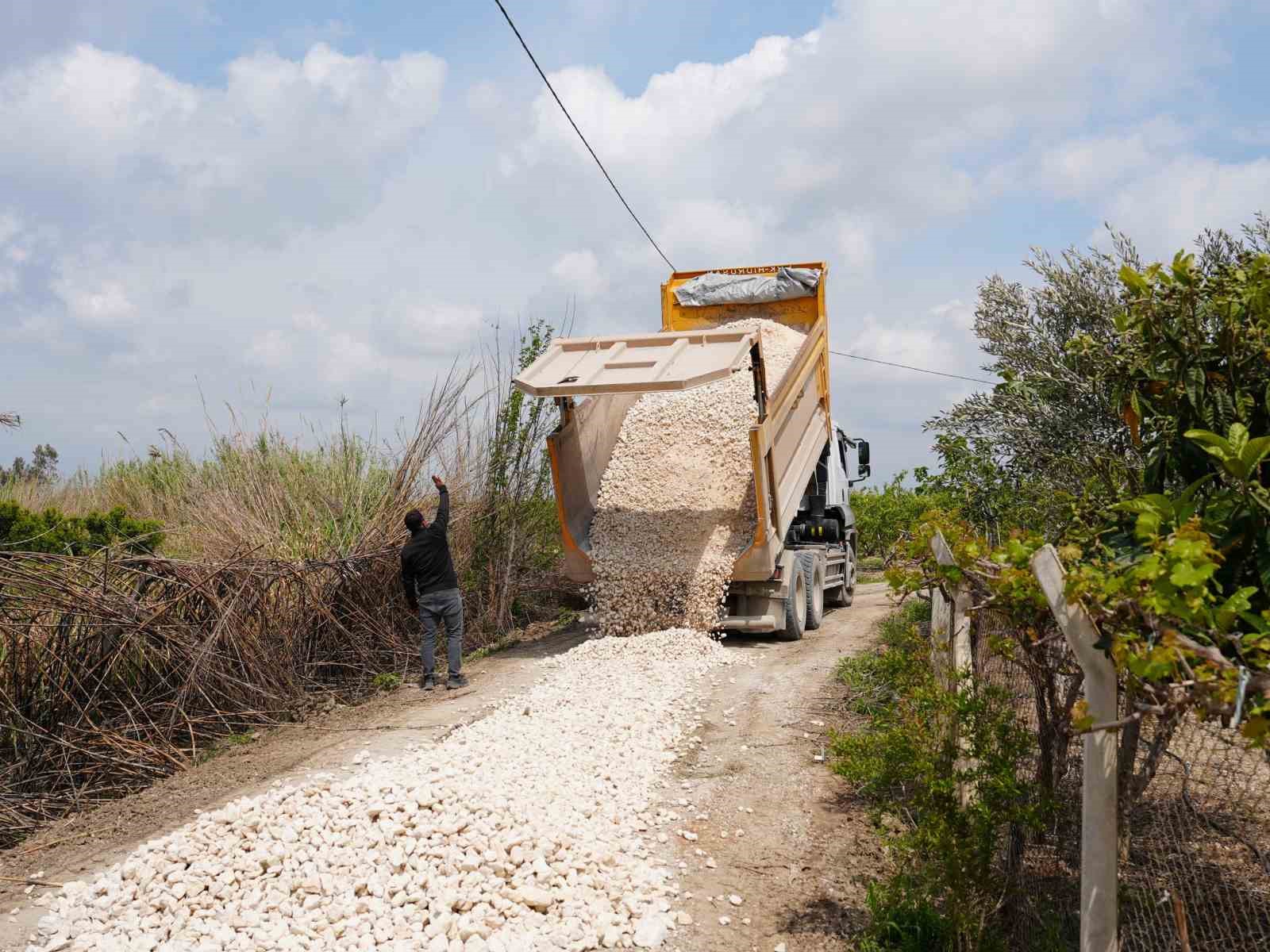 Tarsus&rsquo;ta yağıştan zarar g&ouml;ren yollar yeniden d&uuml;zenlendi
