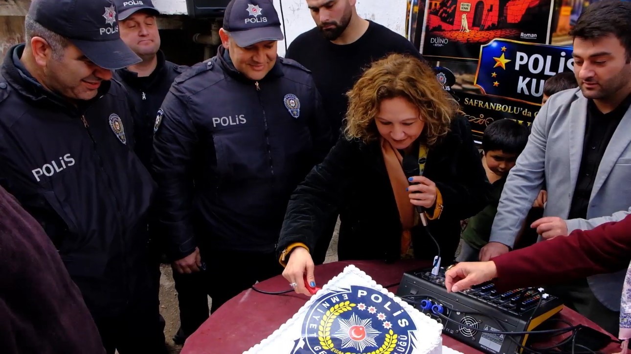 Polis ekipleri ihbarla gittikleri mahallede kutlamayla karşılandı