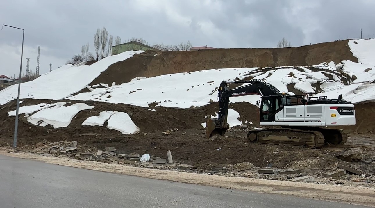 Yüksekova’da heyelan: Pizok yolu 5 gündür tek şerit açık