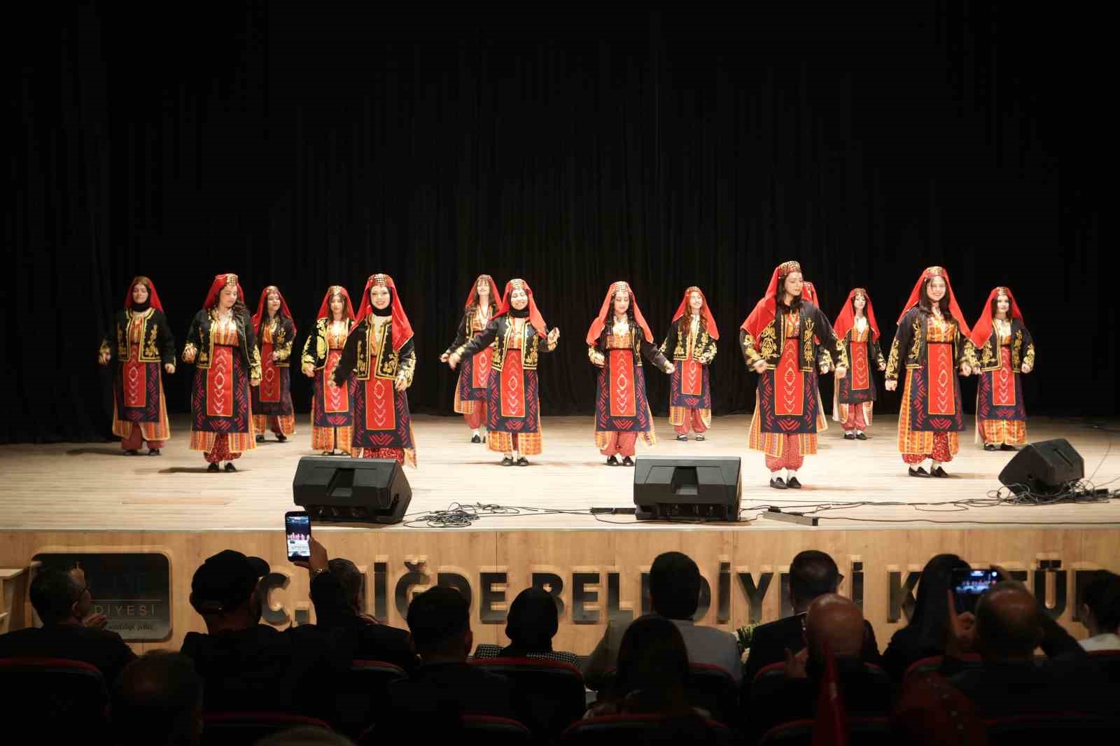Niğde&rsquo;deki Nevruz etkinliklerinde T&uuml;rk d&uuml;nyası ezgileri sahnelendi
