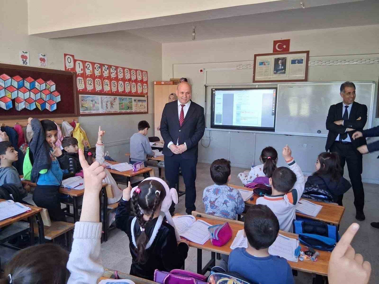 &Ccedil;ermik Milli Eğitim M&uuml;d&uuml;r&uuml; Baran okulları denetledi
