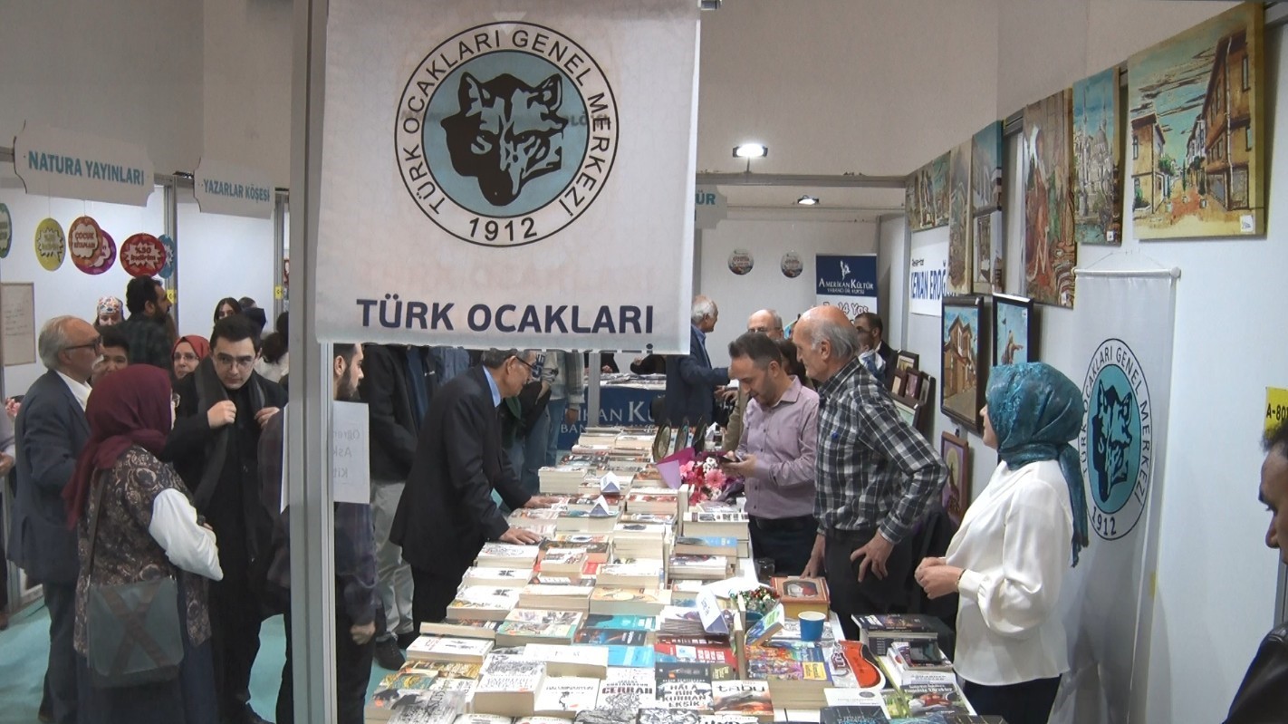 Ankara Kitap Fuarı&rsquo;nda son g&uuml;n: Askıda kitap uygulaması dikkat &ccedil;ekti

