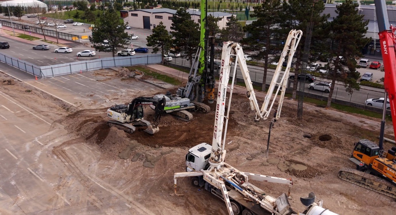 Büyükşehir’de pazar günü de durmak yok: Kartal Katlı Kavşağı’nda hummalı çalışma