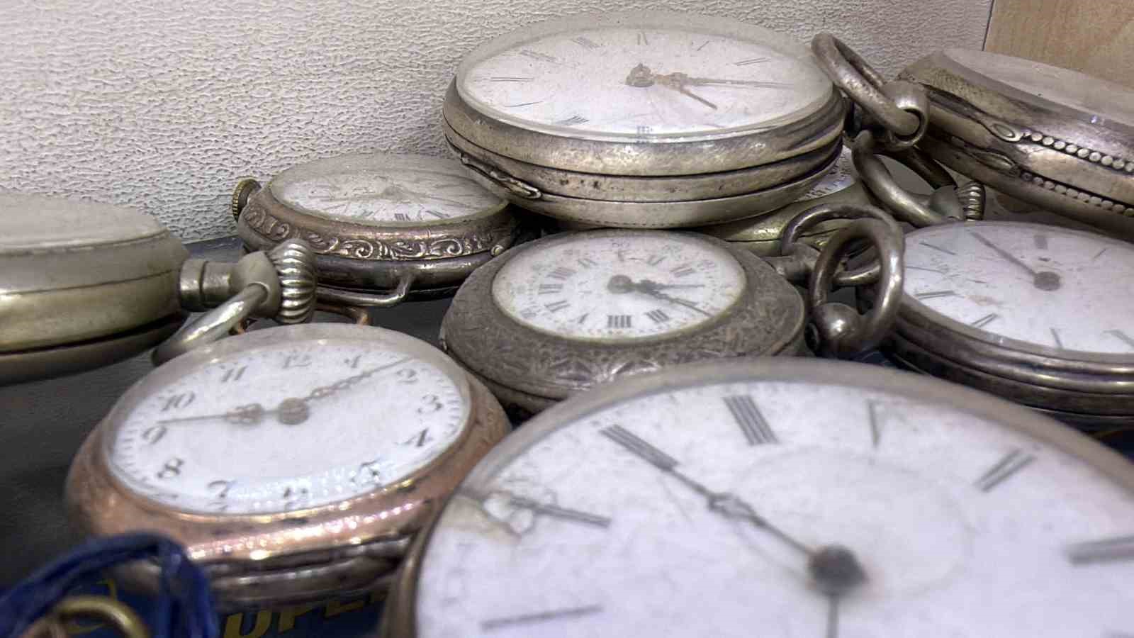 44 yıldır tarihi saatlere ince ayar veriyor