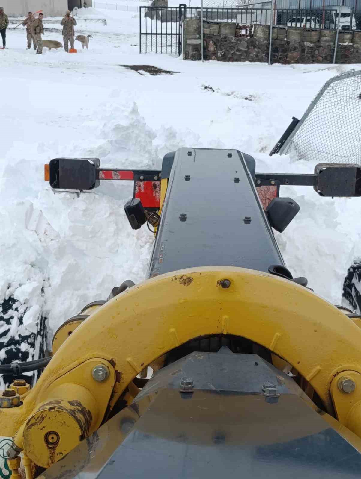 Iğdır&rsquo;da nisan ayında karla m&uuml;cadele
