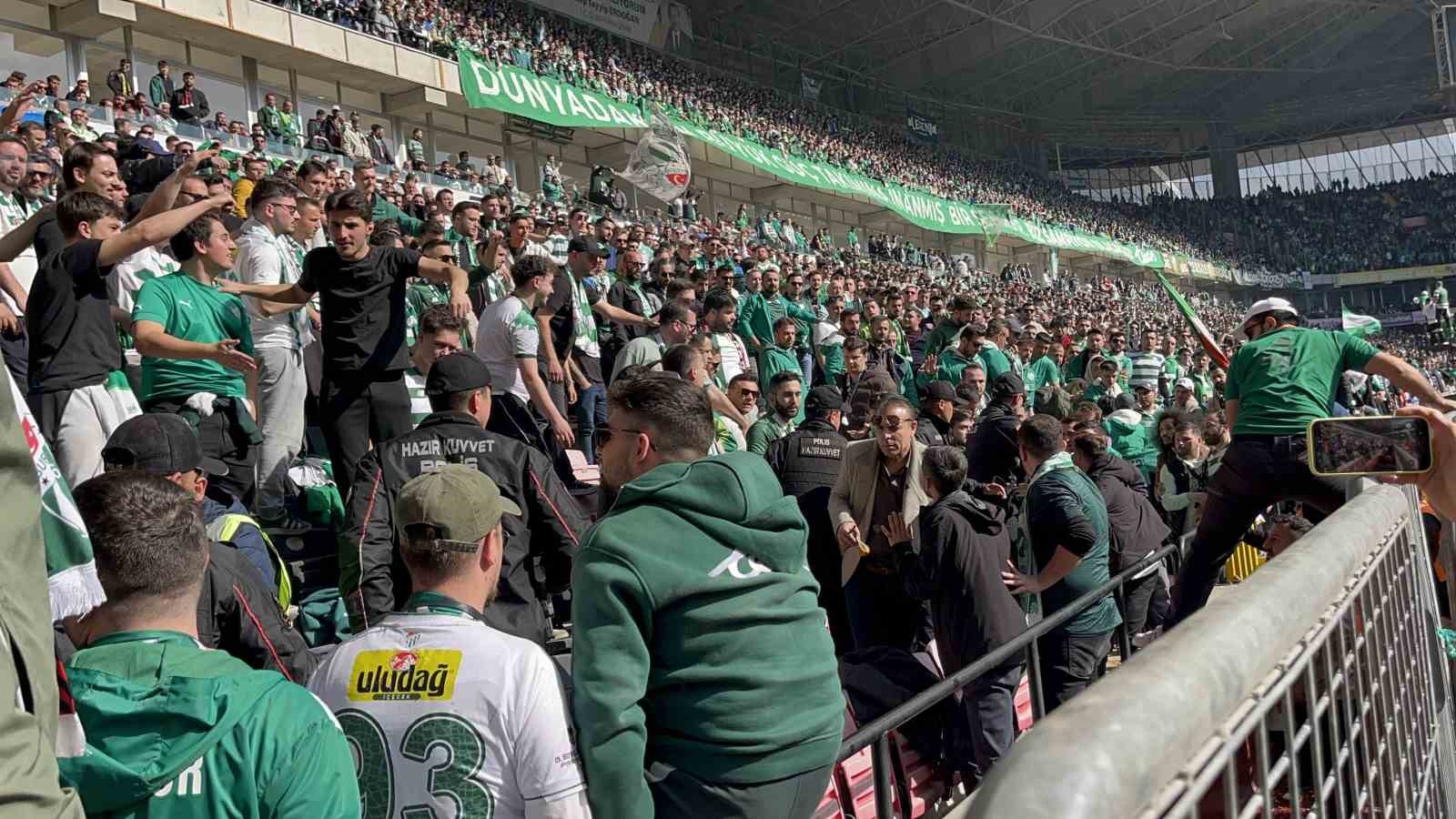 Bursasporlu taraftarların kavgasını polis ayırdı