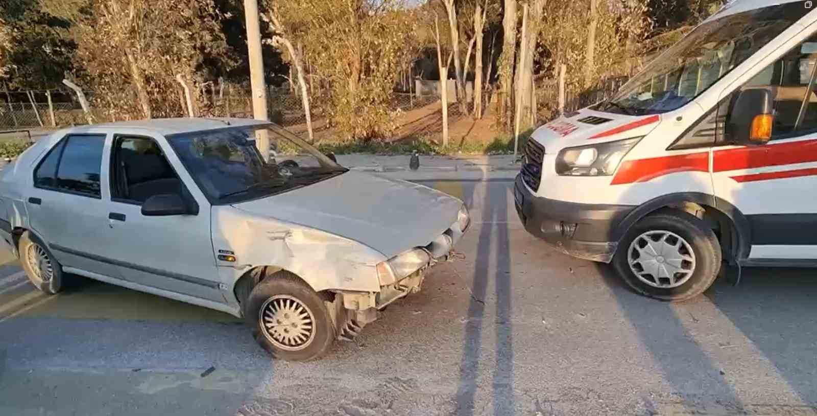 Otomobille &ccedil;arpışan motosiklet durağa daldı: 2 yaralı
