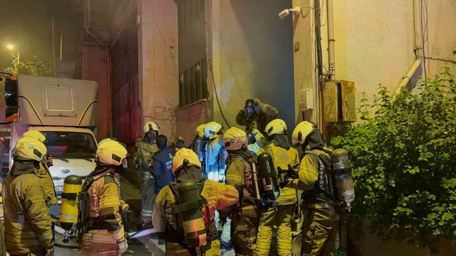 Kağıthane&rsquo;de 5 katlı iş hanında yangın
