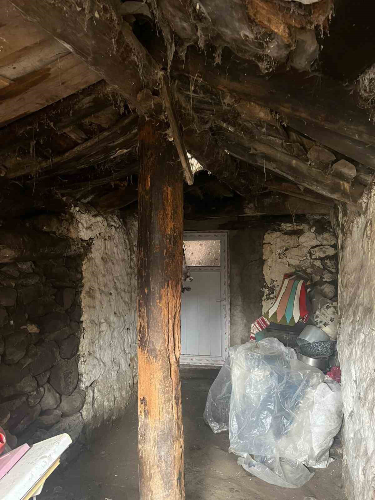 Kar nedeniyle ev ve ahır &ccedil;&ouml;kt&uuml;
