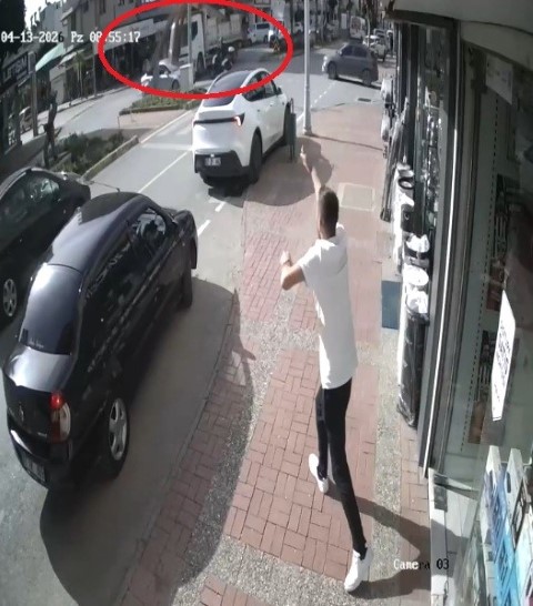 Kamyonun üzerindeki inşaat demirleri seyir halindeki otomobile ’ok’ gibi saplandı