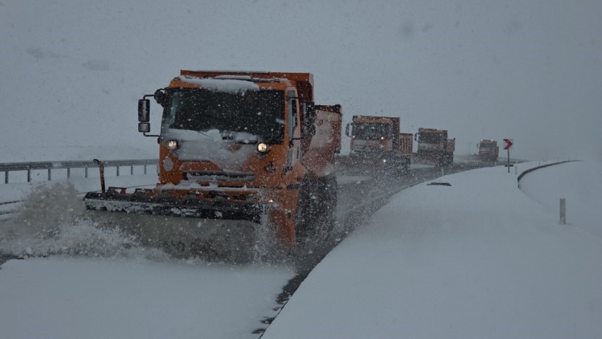 Van’da nisan sürprizi: Lapa lapa kar yağışı şehri beyaza bürüdü