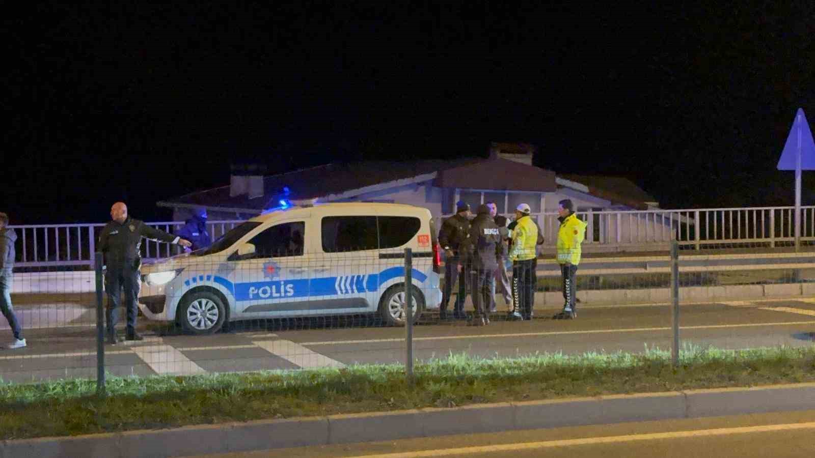 "Dur" ihtarına uymayan alkollü sürücü polis aracına çarptı: 3 gözaltı