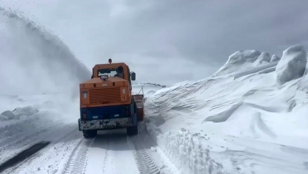 Kars&rsquo;ta kar ve tipi: Kapalı k&ouml;y yollar i&ccedil;in &ccedil;alışma başlatıldı
