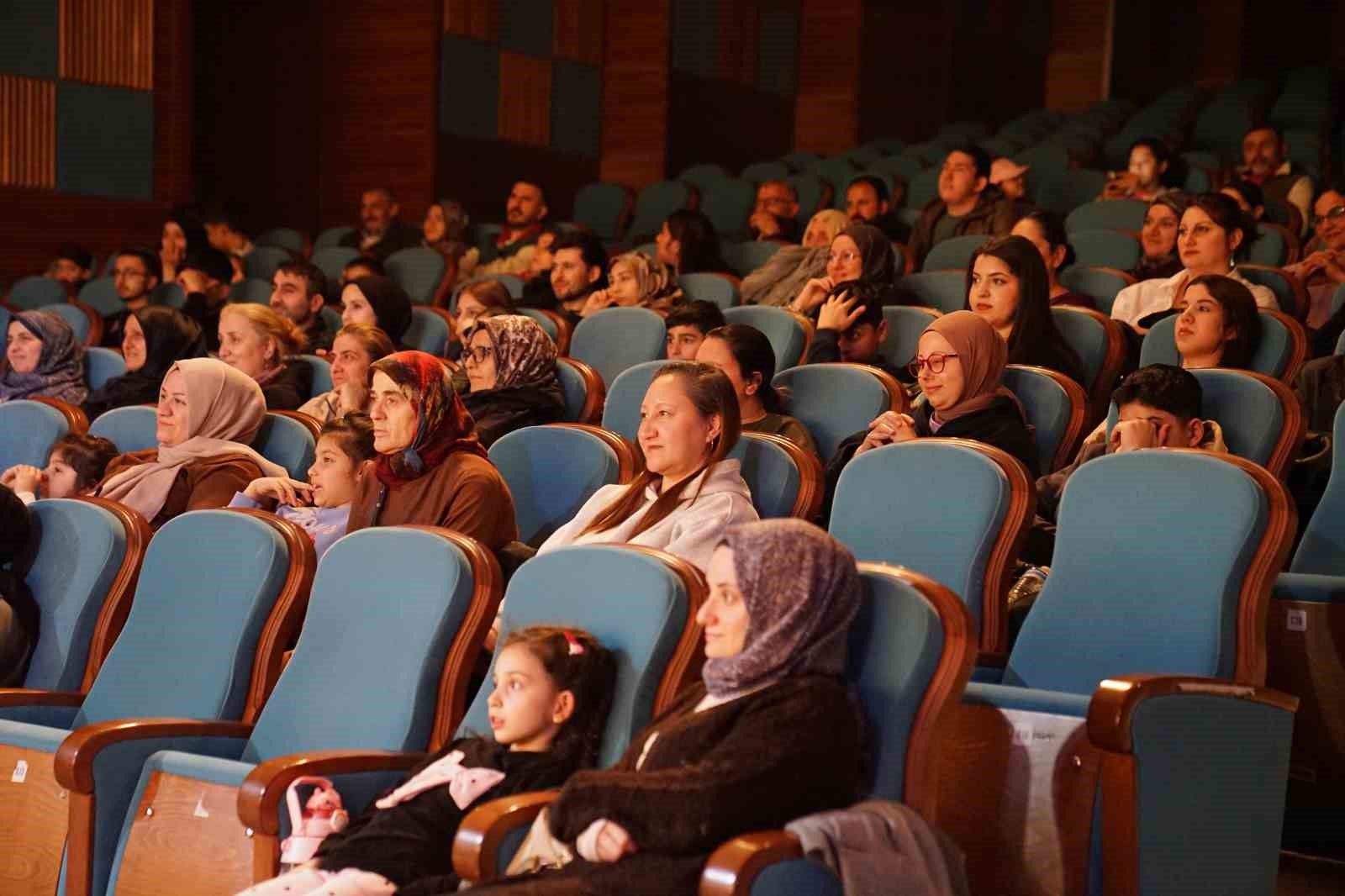 Esenyurt&rsquo;ta "Sara&rsquo;yı Evlendirmek" oyunu izleyiciden tam not aldı
