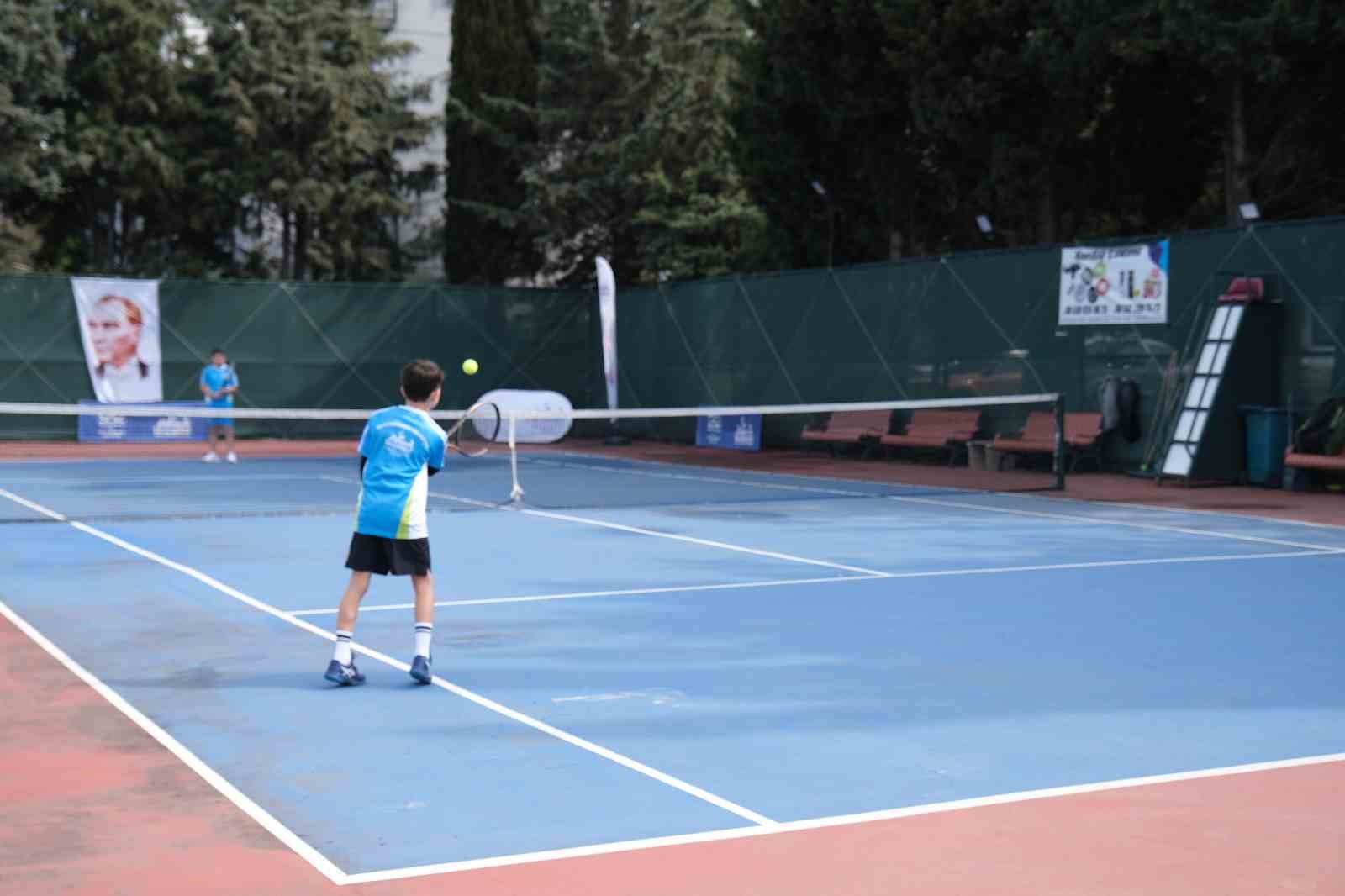 B&uuml;y&uuml;k&ccedil;ekmece&rsquo;de Bahar Şenliği&rsquo;nde tenis heyecanı zirve yaptı
