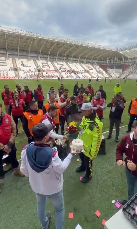 Elazığspor taraftarından polislere çiçek