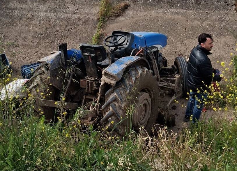 Turgutlu&rsquo;da &ouml;n lastiği fırlayan trakt&ouml;r takla attı: 2 yaralı
