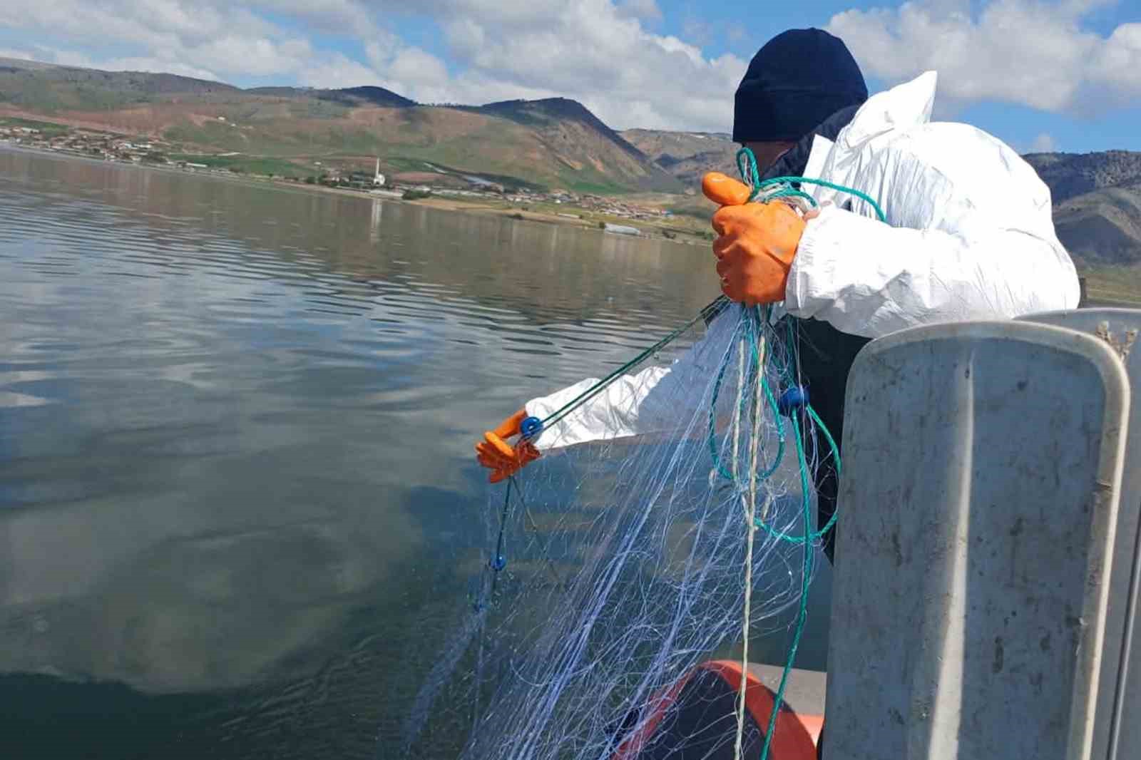 Çorum’da baraj gölünde yasa dışı av araçları ele geçirildi