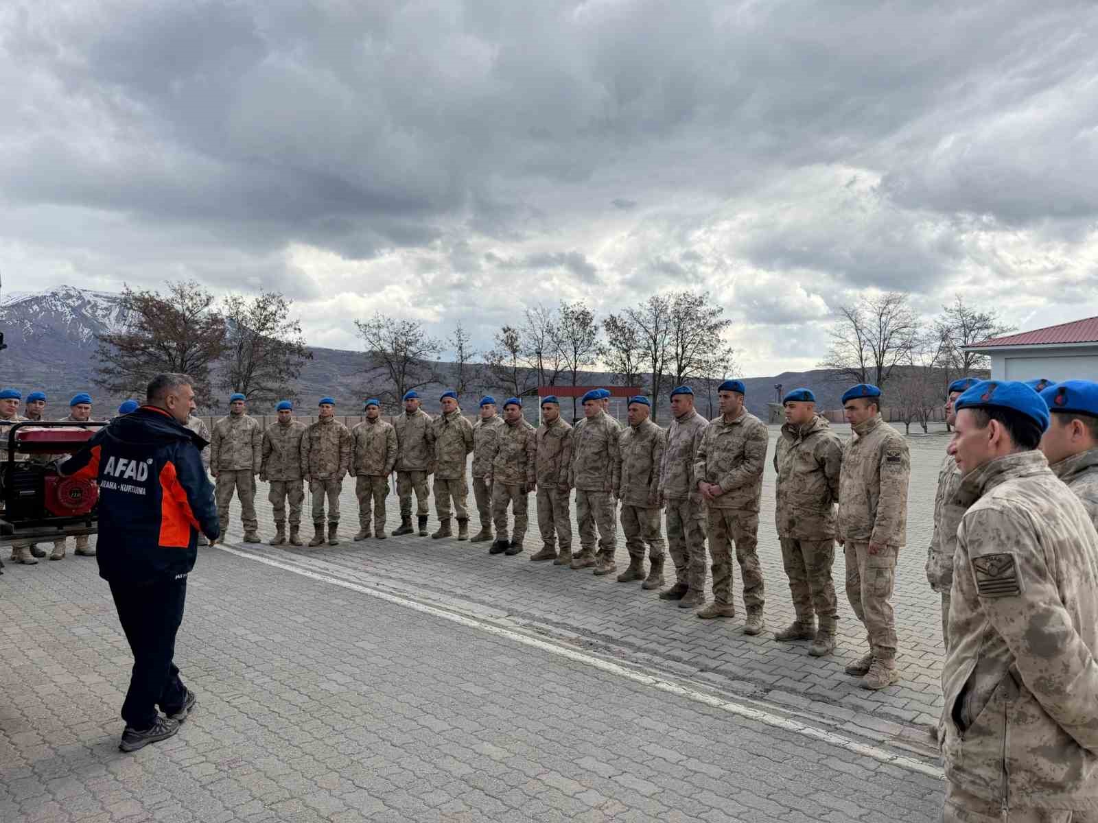 Bing&ouml;l&rsquo;de jandarma personeline enkazda arama kurtarma eğitimi
