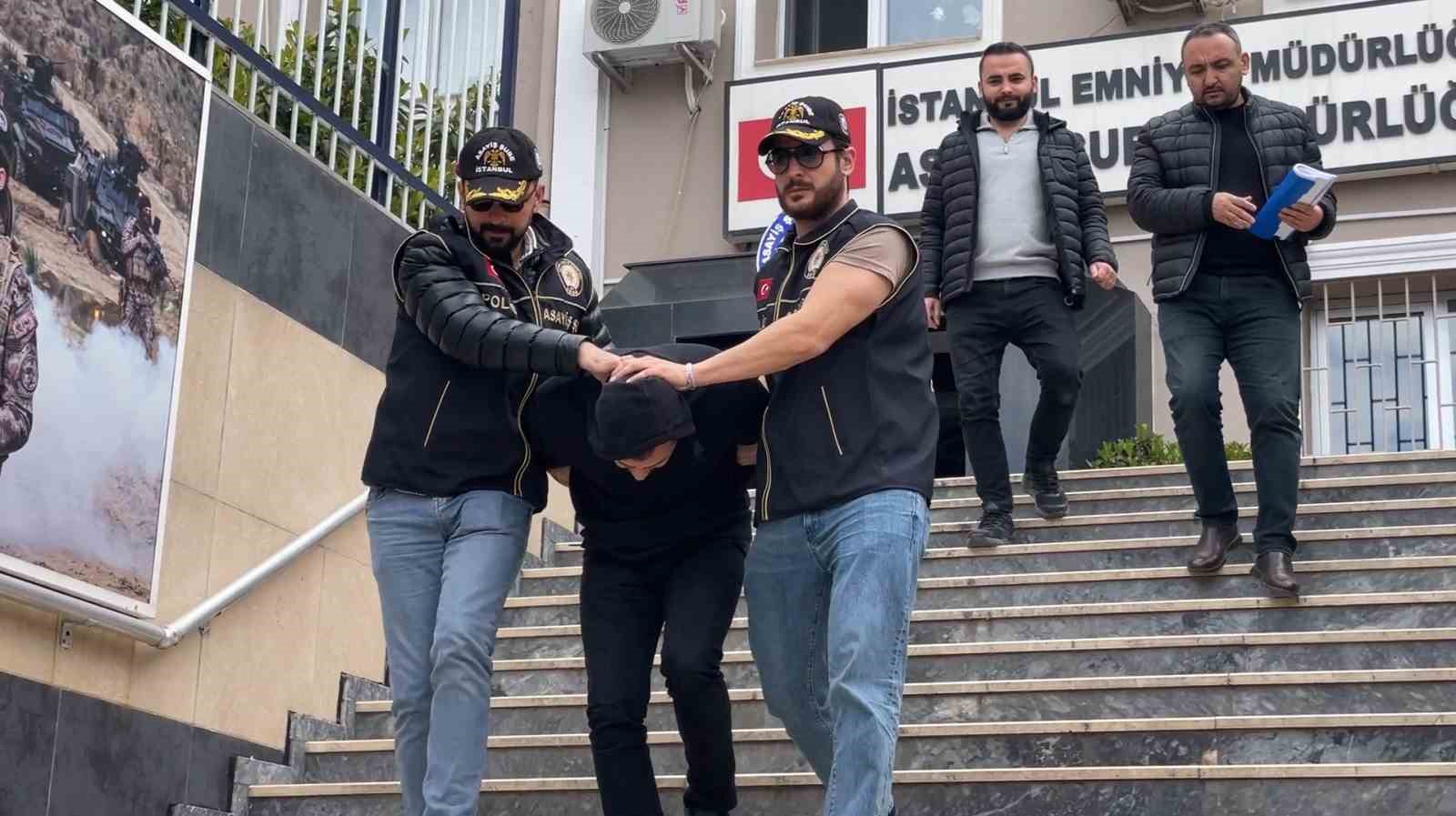 &Uuml;mraniye&rsquo;de park halindeki aracı silah zoruyla gasp eden ş&uuml;pheli tutuklandı
