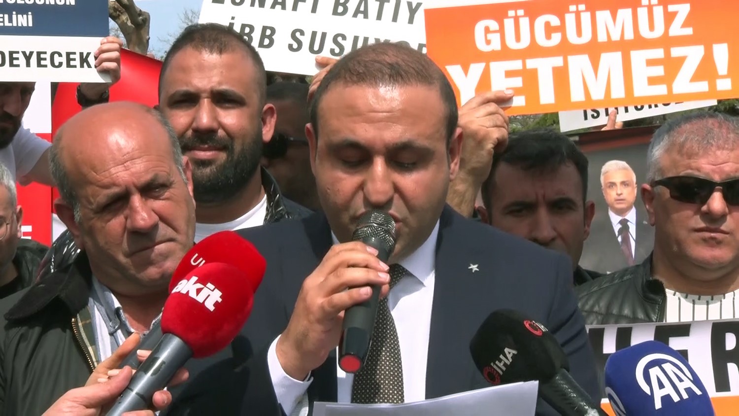 &Ouml;zel Halk Otob&uuml;s&uuml; esnafından Sara&ccedil;hane&rsquo;de mesaj: "&Uuml;cretsiz taşıma durabilir"
