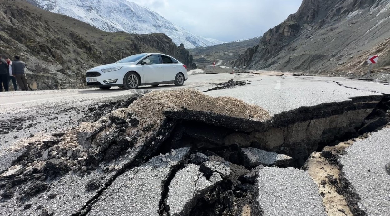 Hakkari&rsquo;de heyelan: Tesis b&uuml;y&uuml;k hasar g&ouml;rd&uuml;, kara yolunda dev yarıklar oluştu