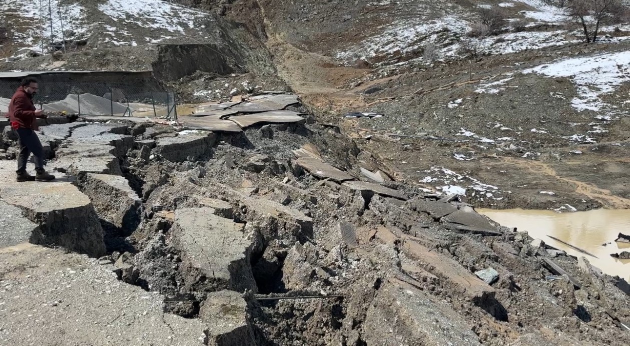 Hakkari&rsquo;de heyelan: Tesis b&uuml;y&uuml;k hasar g&ouml;rd&uuml;, kara yolunda dev yarıklar oluştu