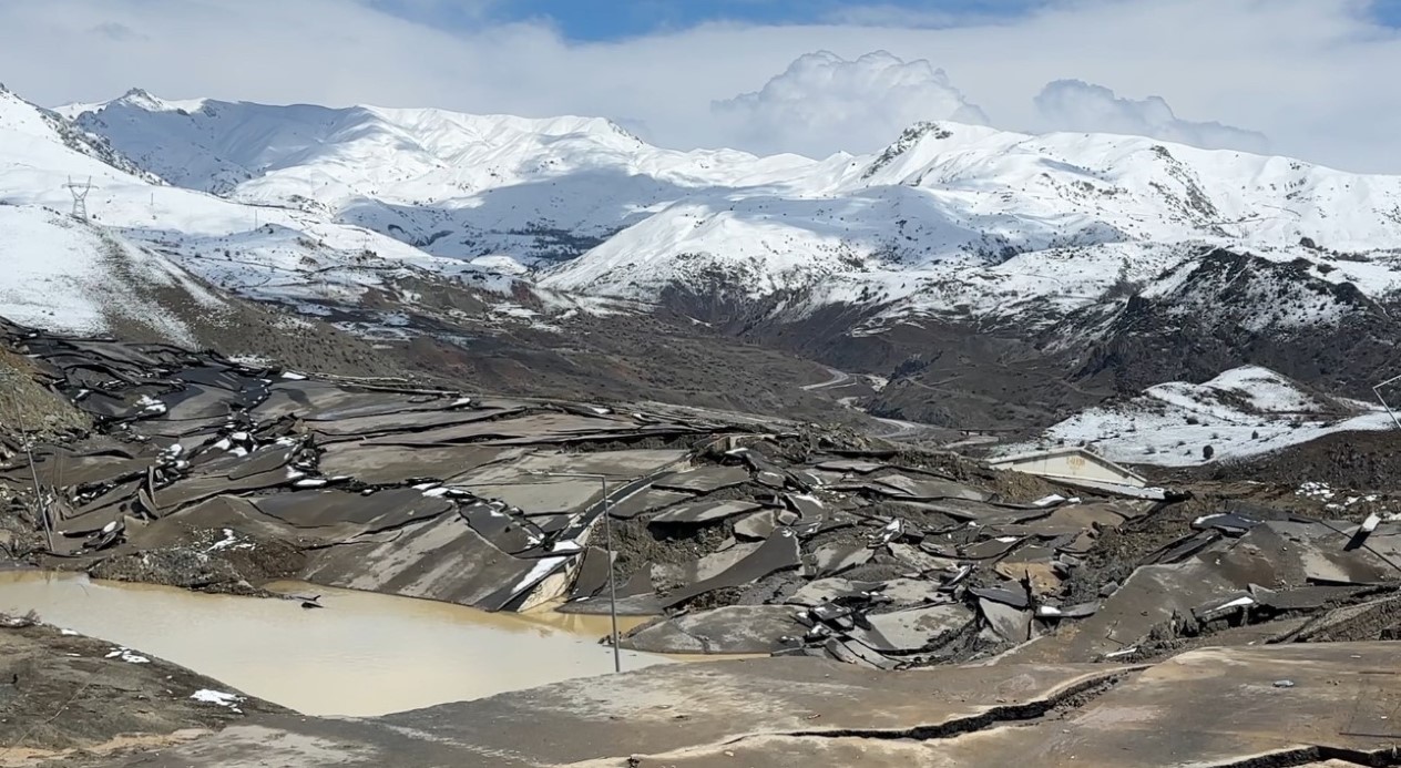 Hakkari&rsquo;de heyelan: Tesis b&uuml;y&uuml;k hasar g&ouml;rd&uuml;, kara yolunda dev yarıklar oluştu