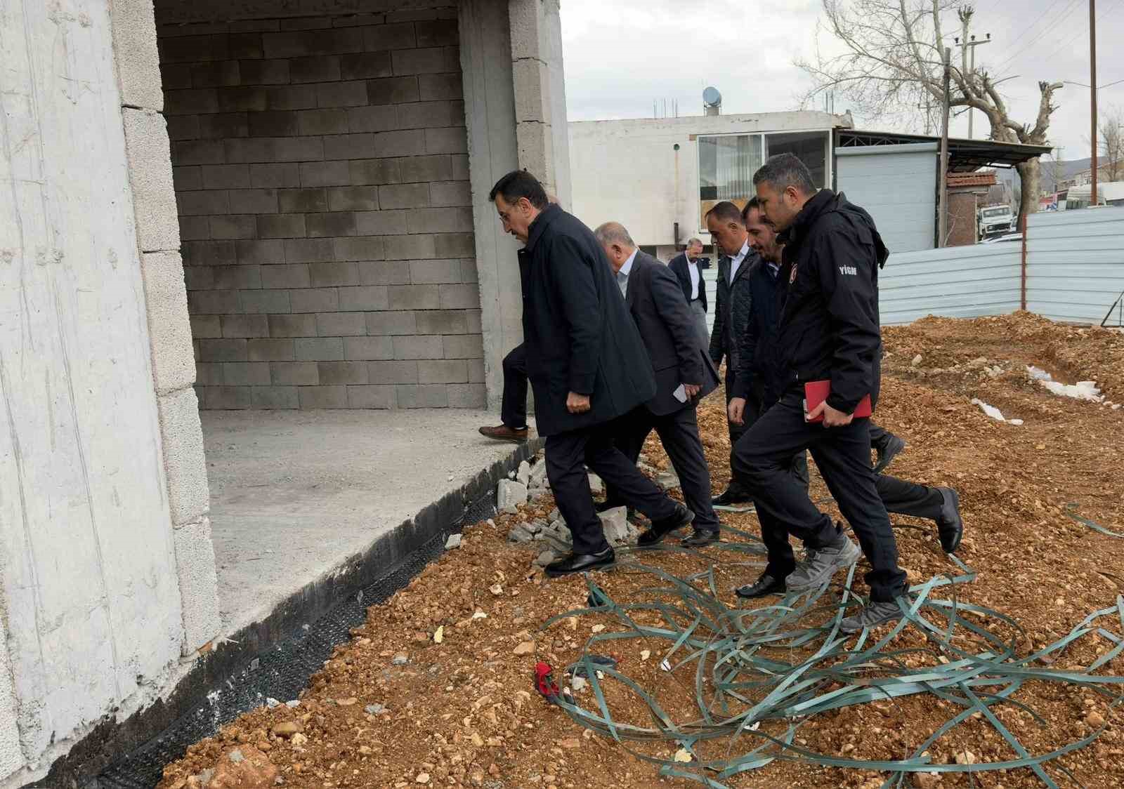 Milletvekili B&uuml;lent T&uuml;fenkci deprem konutlarını inceledi
