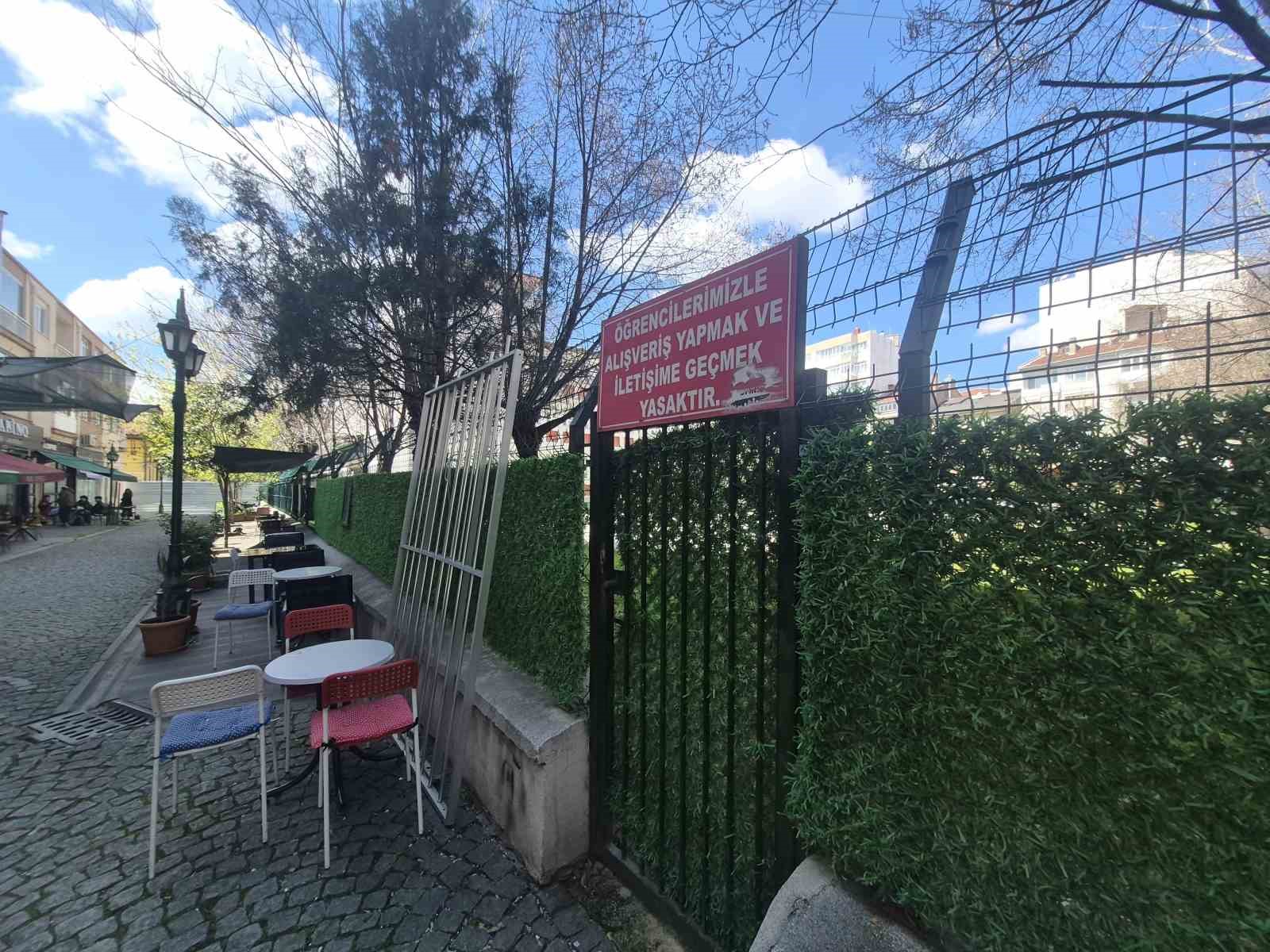 Okulun bahçesindeki çevre tellerine asılan ’iletişim’ yasağı notu dikkat çekti