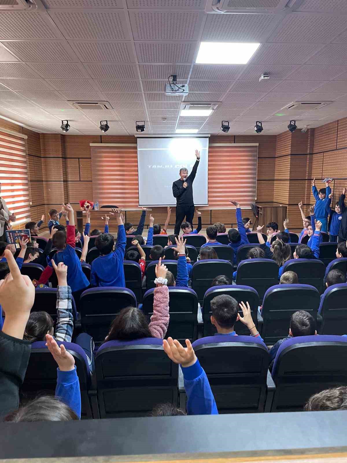 Tanju &Ccedil;olak &ouml;ğrencilerle buluştu: "Disiplin ve m&uuml;cadele başarıyı getirir"
