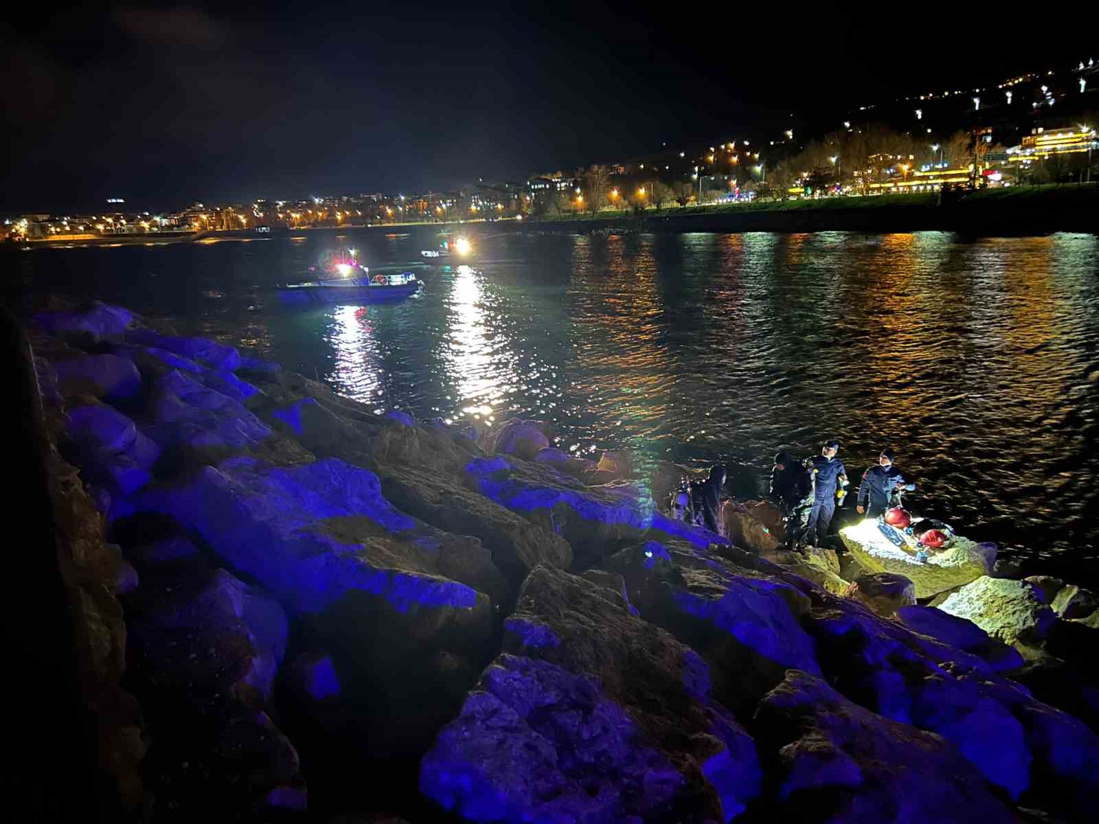 Van G&ouml;l&uuml;&rsquo;ne d&uuml;şen şahıs i&ccedil;in kurtarma seferberliği
