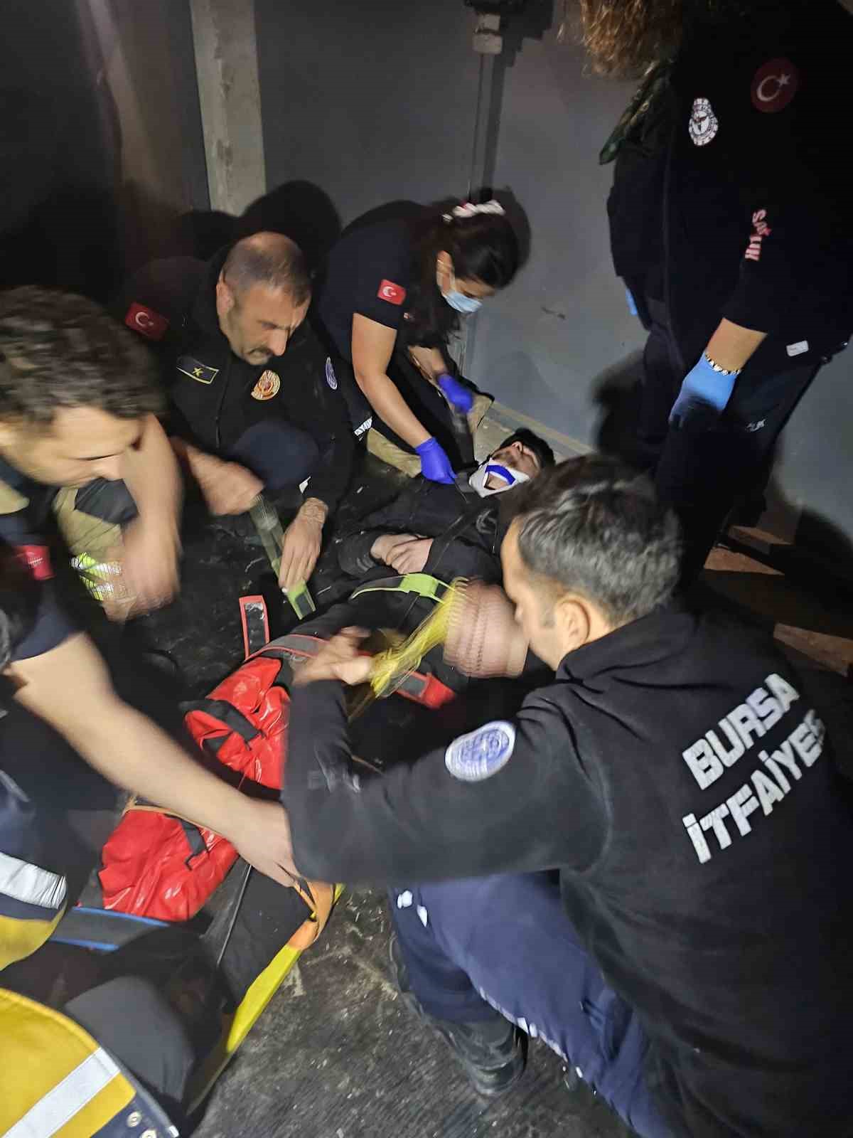 Bursa&rsquo;da asans&ouml;r boşluğuna d&uuml;şen 17 yaşındaki gen&ccedil; ağır yaralandı
