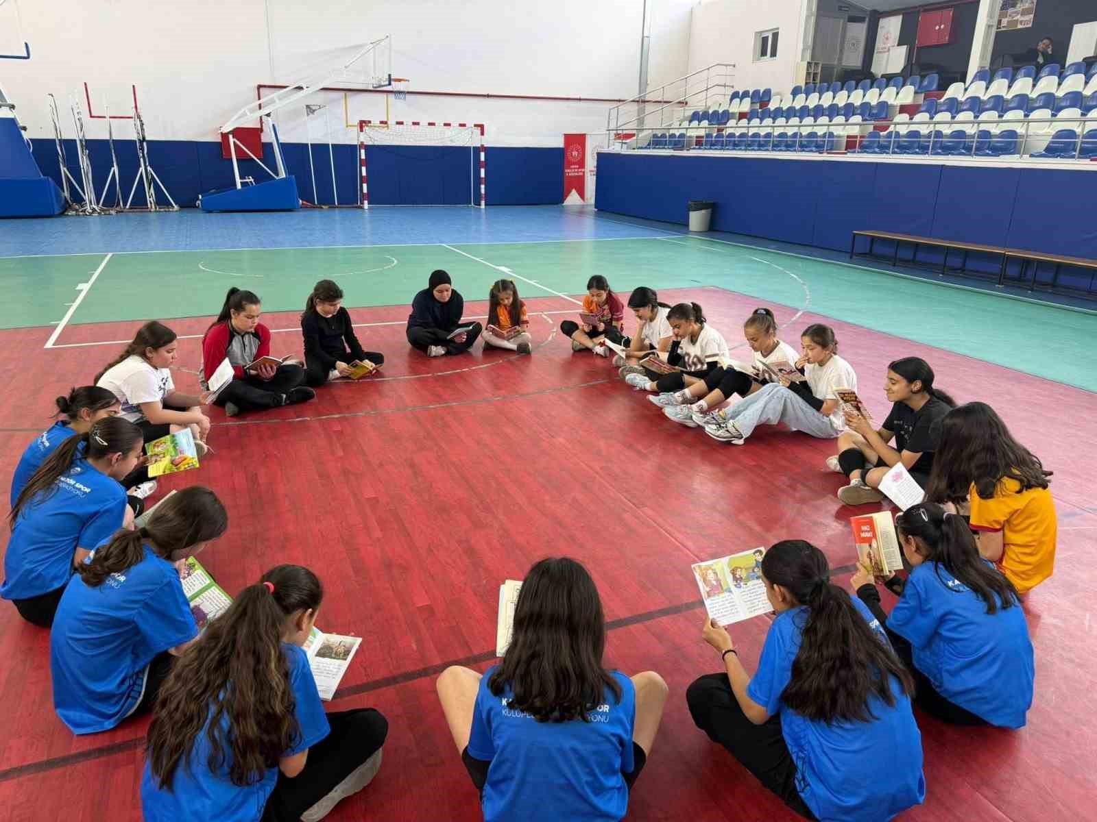 Tomarza&rsquo;da spor ve kitap bir arada
