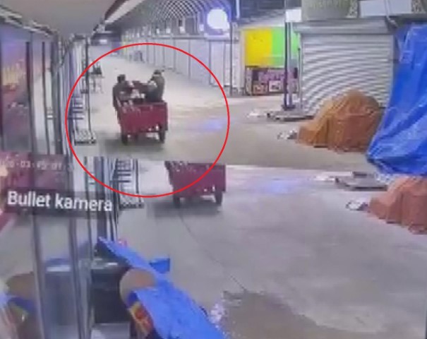 Alışveriş yaparcasına numaralarına bakarak 50 bin TL&rsquo;lik ayakkabıları &ccedil;aldılar