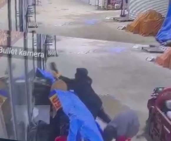 Alışveriş yaparcasına numaralarına bakarak 50 bin TL&rsquo;lik ayakkabıları &ccedil;aldılar