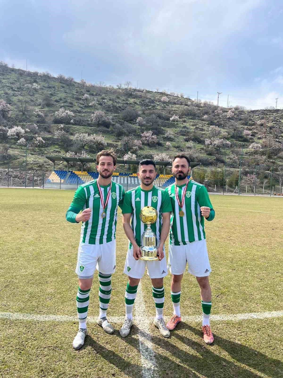 Şampiyon Kayseri Şekerspor kupasını aldı
