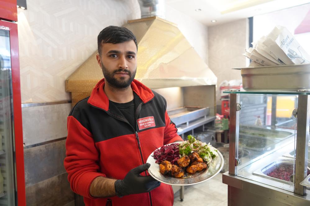 LGS &ccedil;ıkışı verdiği r&ouml;portajla g&uuml;ndem olmuştu: Yıllar sonra kebap ustası olarak ortaya &ccedil;ıktı