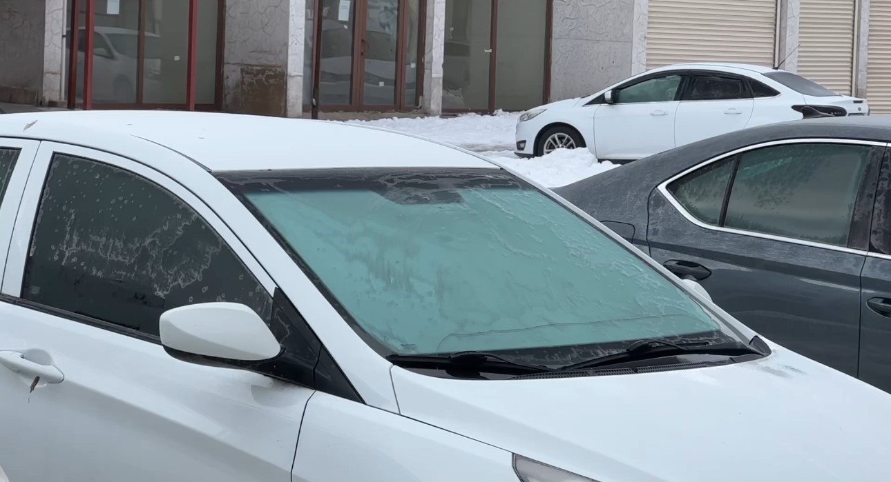 Yüksekova’da dondurucu soğuklar: Araçlar ve çatılar buz tuttu