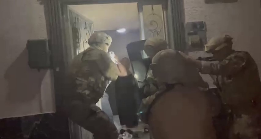 Kurye kılığıyla girdiler, silahla alıkoydular... &Ouml;zel Harekat kapıları ko&ccedil;başıyla kırdı