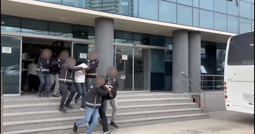 Kurye kılığıyla girdiler, silahla alıkoydular... &Ouml;zel Harekat kapıları ko&ccedil;başıyla kırdı