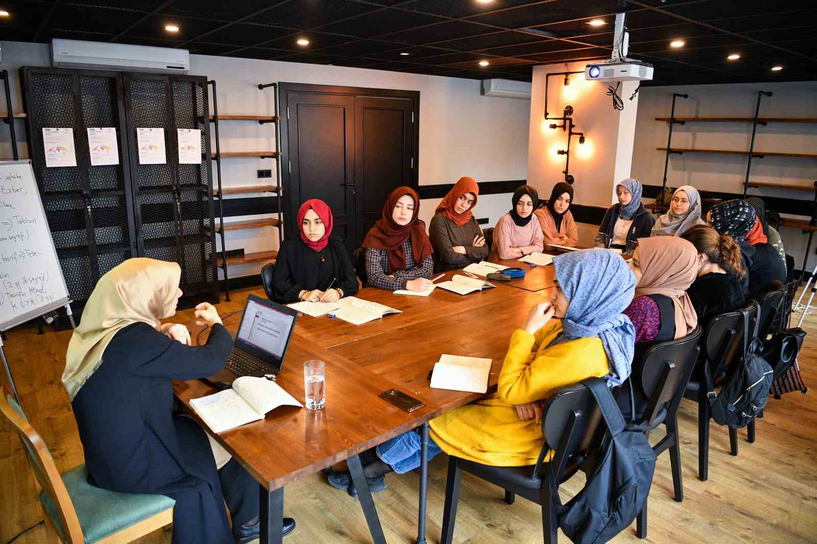 TÜRGEV, Filistin’den gelen 246 genç kıza eğitimde kapı açtı