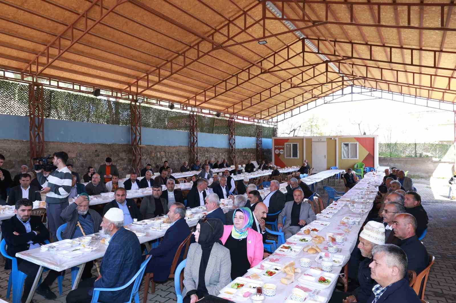 Başkan Toptaş: "Muhtarlarımızdan gelen her talep, bizim i&ccedil;in bir g&ouml;revdir"
