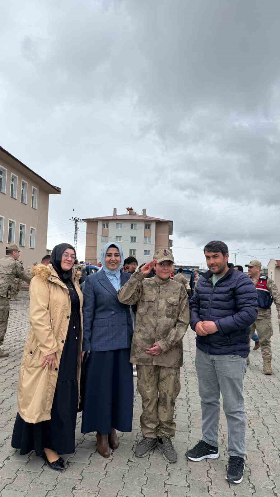 Ağrı&rsquo;da &ouml;zel bireyler askeri &uuml;niforma giyerek temsili askerlik yaptı
