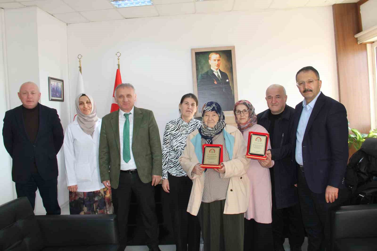 Gurbetçi anne ve oğlundan memleketine sağlık desteği