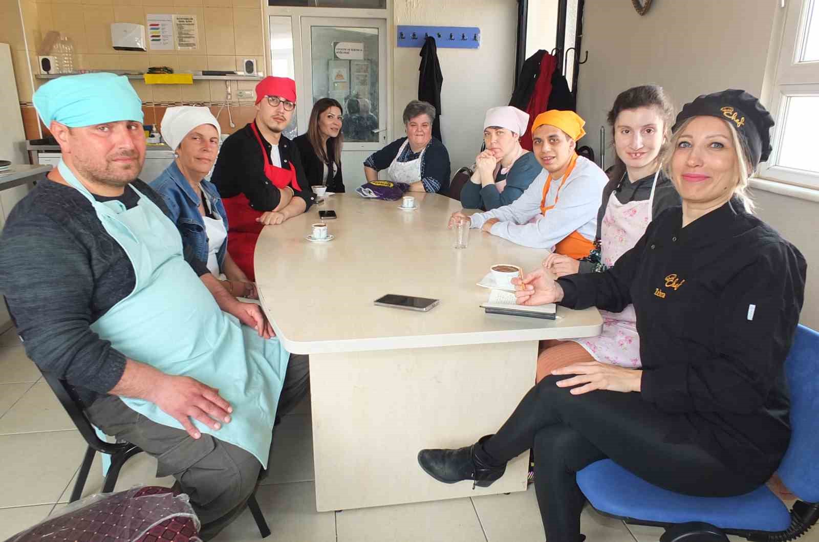 Balıkesir&rsquo;de &ouml;zel gen&ccedil;ler mutfağa girdi pide ve pizza yaptı
